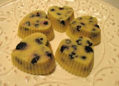 Ciocolata alba de casa, cu unt de cacao si coacaze 1 Ciocolata alba de casa, cu unt de cacao si coacaze 1