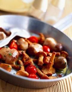 Ciuperci la tigaie cu rosii cherry 1 Ciuperci la tigaie cu rosii cherry 1