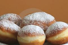 Gogosi cu scortisoara si coaja de lamaie 1 Gogosi cu scortisoara si coaja de lamaie 1