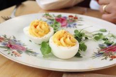 Oua umplute cu piure de macrou 1 Oua umplute cu piure de macrou 1