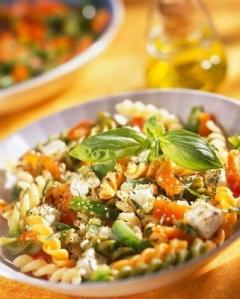 Salata cu paste spirale si piept de pui rotisat 1 Salata cu paste spirale si piept de pui rotisat 1