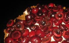 Tort cu mascarpone, biscuiti si visine 1 Tort cu mascarpone, biscuiti si visine 1