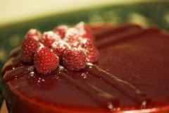 Tort de ciocolata cu crema de zmeura 1 Tort de ciocolata cu crema de zmeura 1