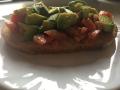Bruschete cu avocado, rosii si busuioc Bruschete cu avocado, rosii si busuioc