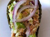 Corabioare din avocado umplute cu salata de ton cu chimen Corabioare din avocado umplute cu salata de ton cu chimen