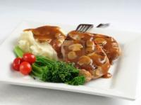 Cotlete de porc cu ciuperci in sos de bere neagra Cotlete de porc cu ciuperci in sos de bere neagra