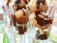 Profiterol cu inghetata si sos delicios de ciocolata cu lapte