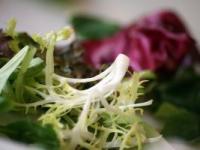 Salata de varza rosie cu piept de pui afumat