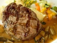 Steak cu sos de mustar si ruccola