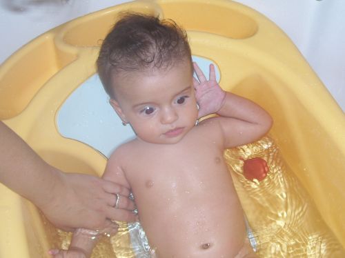 Prima baie a bebelusului Prima baie a bebelusului