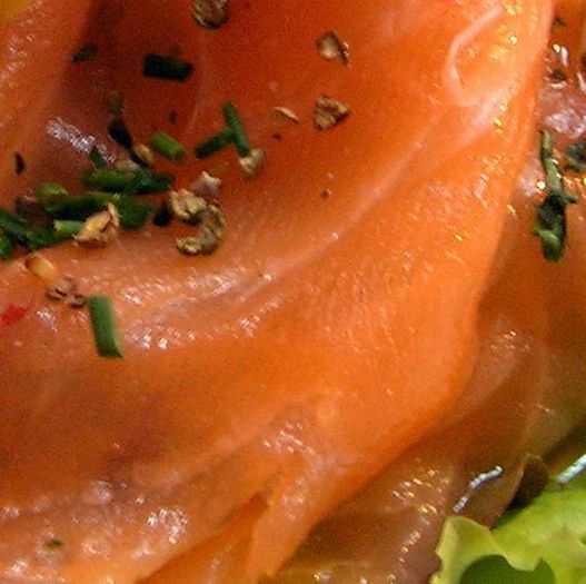 Salata de somon fumee cu sfecla rosie