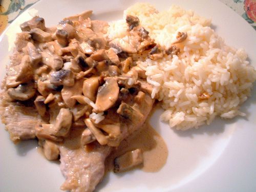 Escalop de vitel cu ciuperci si sos de smantana Escalop de vitel cu ciuperci si sos de smantana