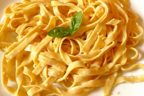 Paste tagliatelle cu galbiori Paste tagliatelle cu galbiori