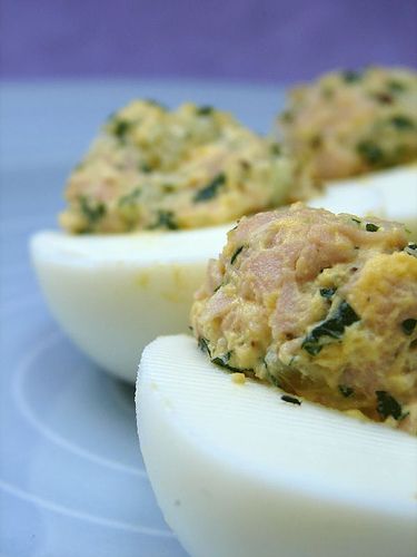 Oua umplute cu castraveti murati si piept de curcan Oua umplute cu castraveti murati si piept de curcan