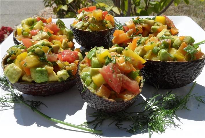 Barcute de avocado cu fructe de mare Barcute de avocado cu fructe de mare