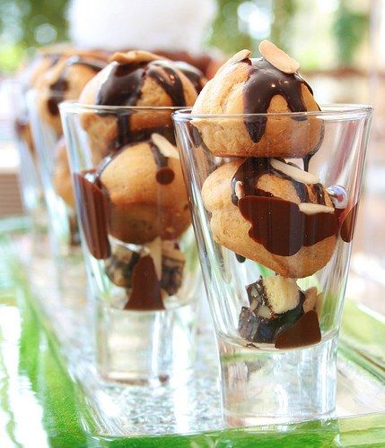 Profiterol cu inghetata si sos delicios de ciocolata cu lapte Profiterol cu inghetata si sos delicios de ciocolata cu lapte