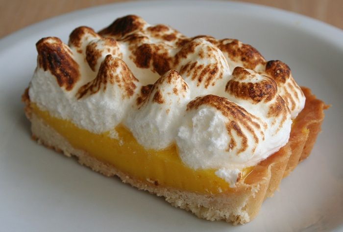 Tarta cu crema de lamaie si spuma de bezea Tarta cu crema de lamaie si spuma de bezea