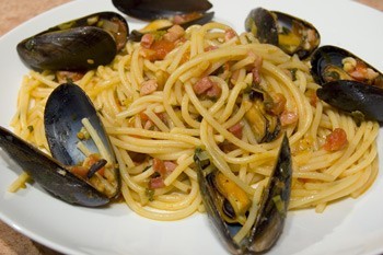 Spaghetti cu scoici si pancetta Spaghetti cu scoici si pancetta