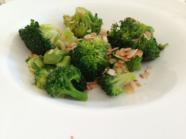 Broccoli cu fulgi de migdale Broccoli cu fulgi de migdale