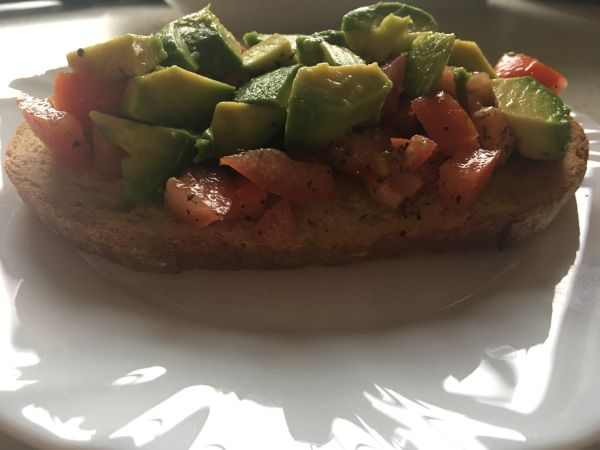 Bruschete cu avocado, rosii si busuioc Bruschete cu avocado, rosii si busuioc