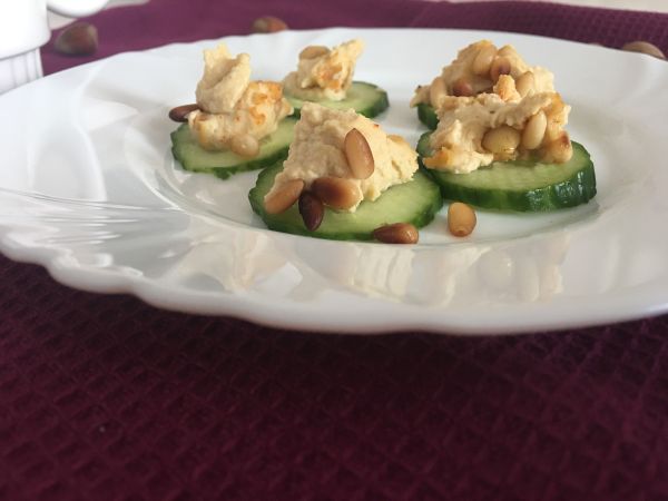Humus cu seminte de pin pe pat de castravete Humus cu seminte de pin pe pat de castravete